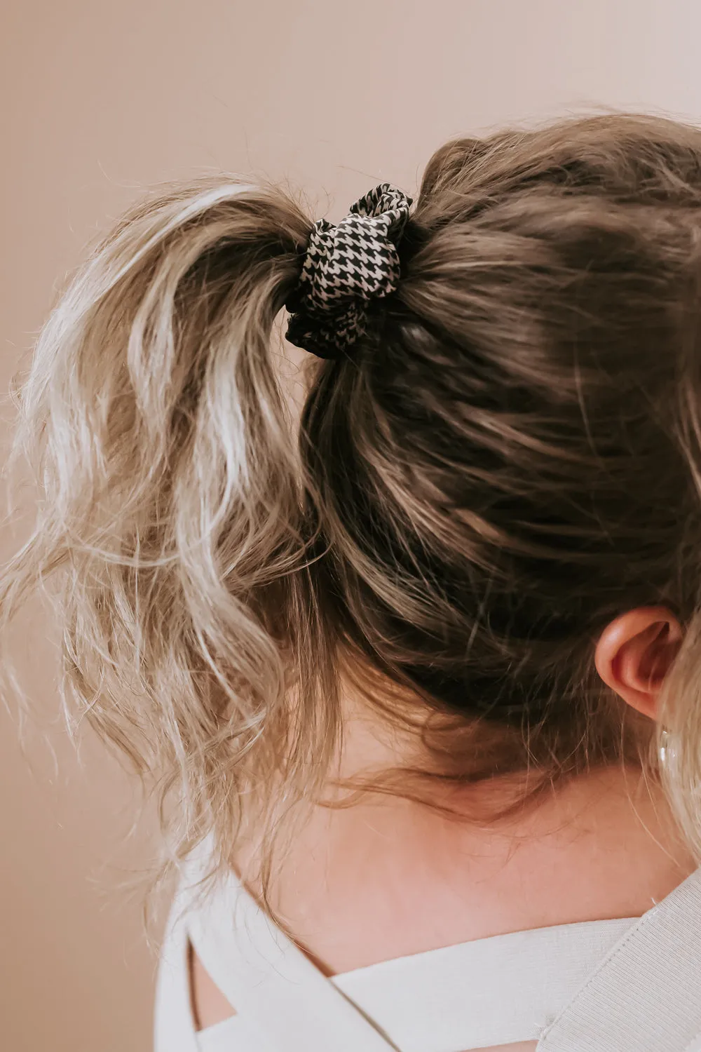 24/7 Hair Scrunchie, Black/Tan Houndstooth