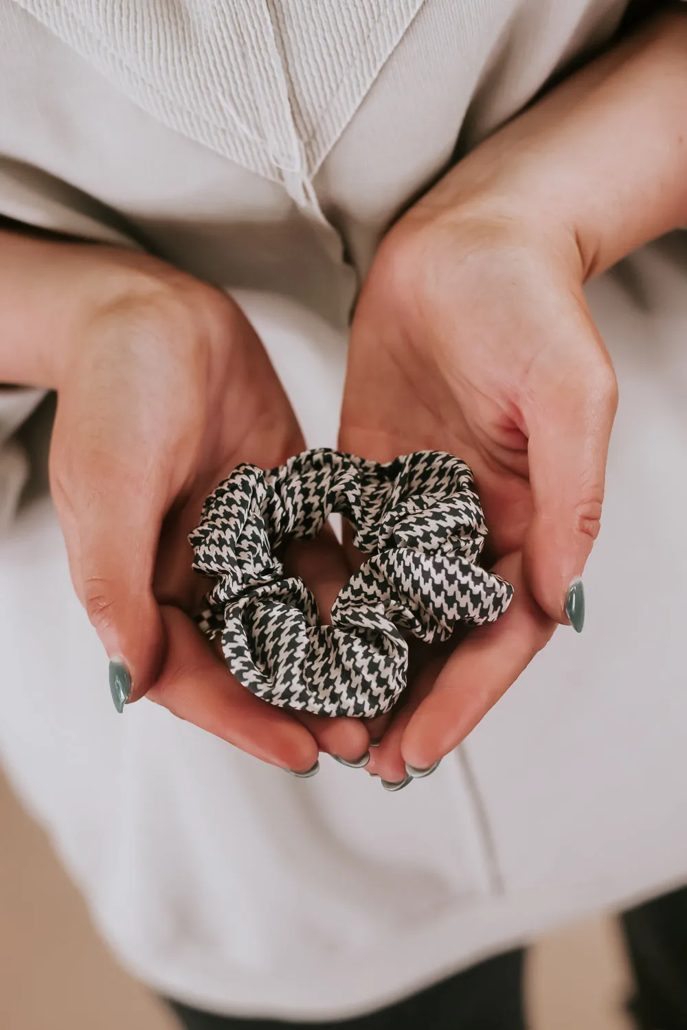 24/7 Hair Scrunchie, Black/Tan Houndstooth